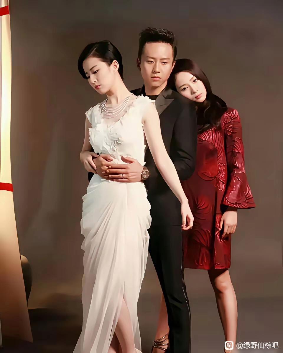 没想到年轻时的邓超有过这么高光的时刻，那嘴角扬得压都压不住。这是2013年，电