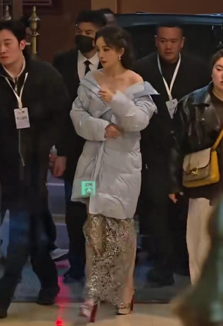 有网友拍到杨幂参加活动这造型真的惊艳了！她穿着羽绒服，露出完美香肩搭，脚上穿着约