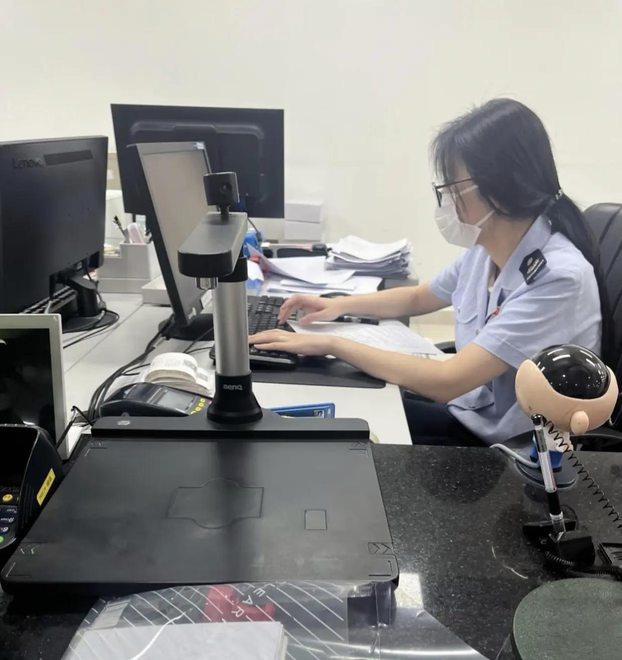 怒怼！“公务员凭啥周末休息？”网友呼吁调整工作时间，评论区直接炸了！谁懂