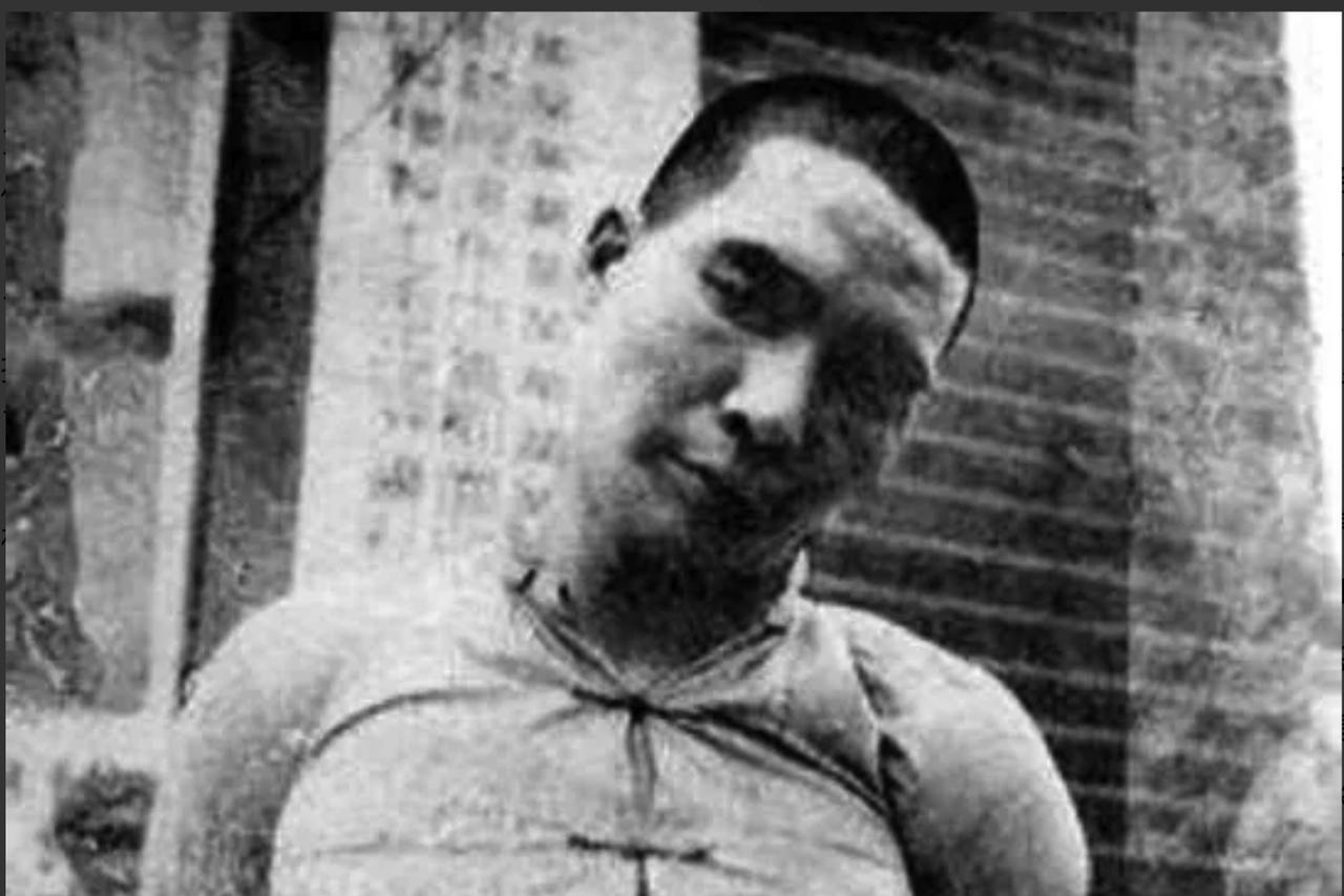 1950年，一位重庆大妈外出买菜，发现一个菜贩子口音奇怪，便与他闲聊。稳住对方