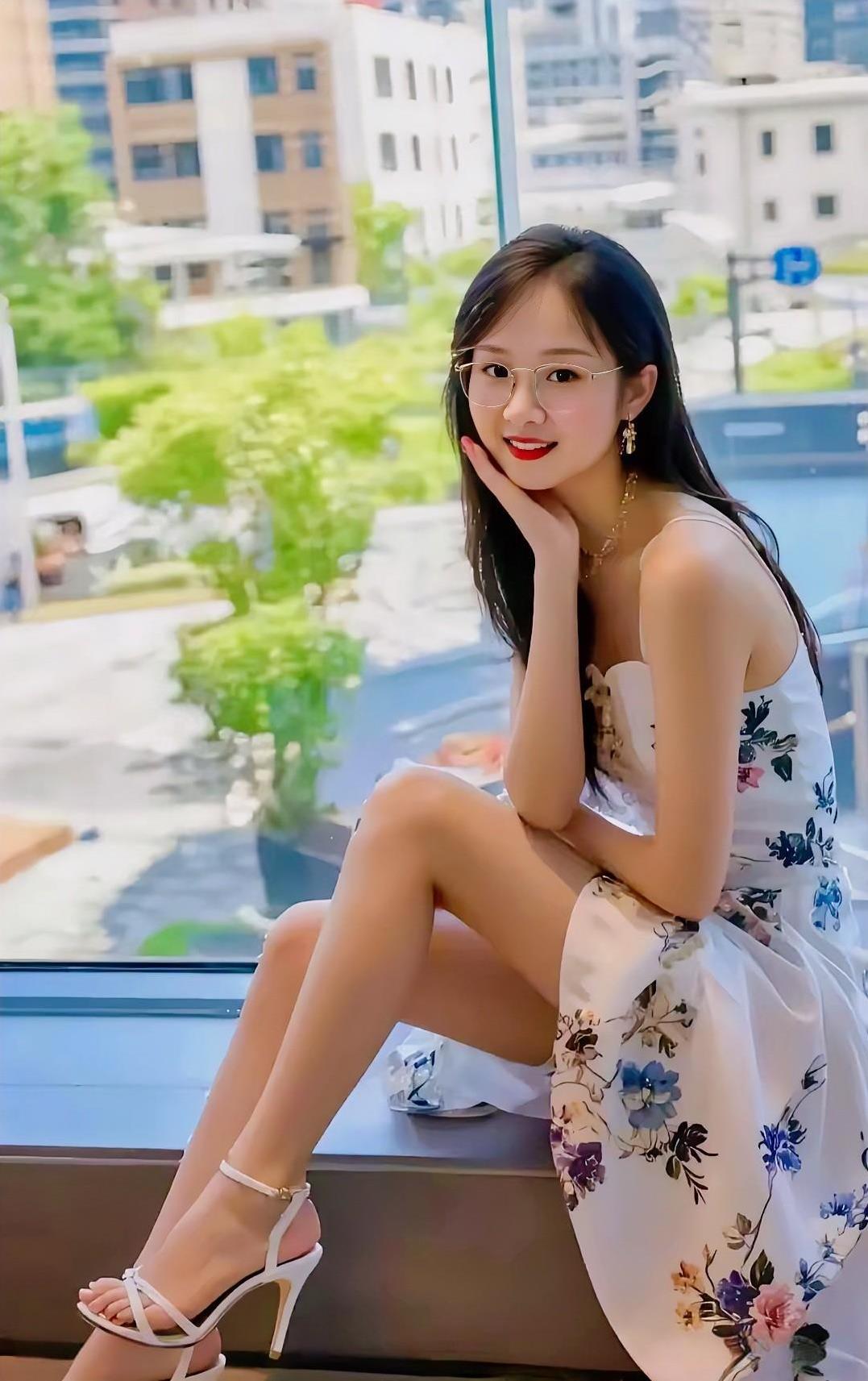 阳光明媚的午后，窗边少女轻笑，花裙飘逸，时光静好。