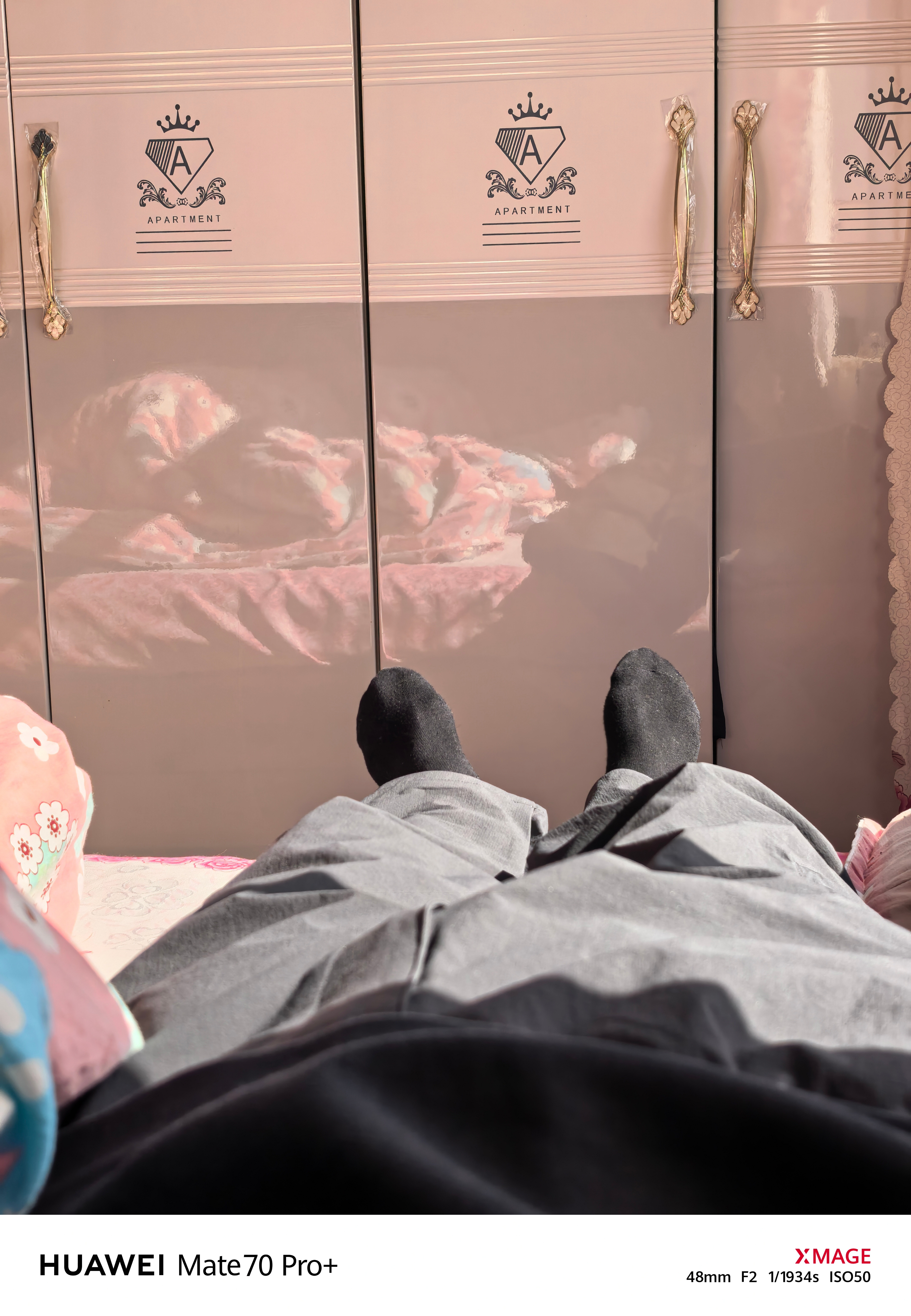 大年初四，此刻正躺在丈人家床上晒太阳，难得的好天气，真暖和。