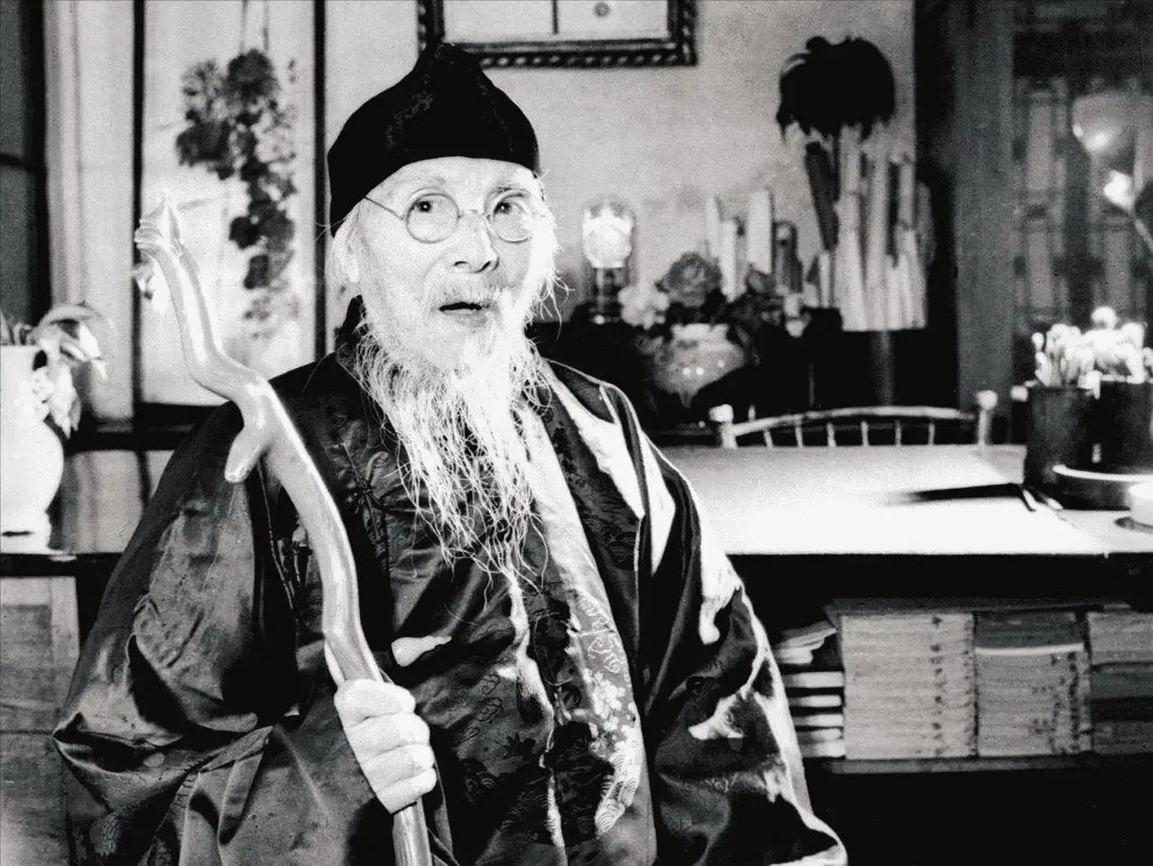 齐白石带着一串钥匙，谁都不让碰他的柜子。1952年，他90岁，认了25岁的新