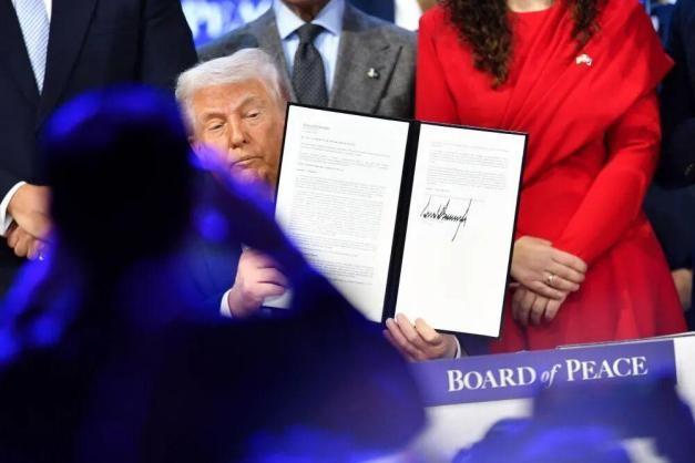 怕被中国主导，老赖终于还钱了，美方扭扭捏捏：这是一种严厉的爱。不容易，美国紧急刹