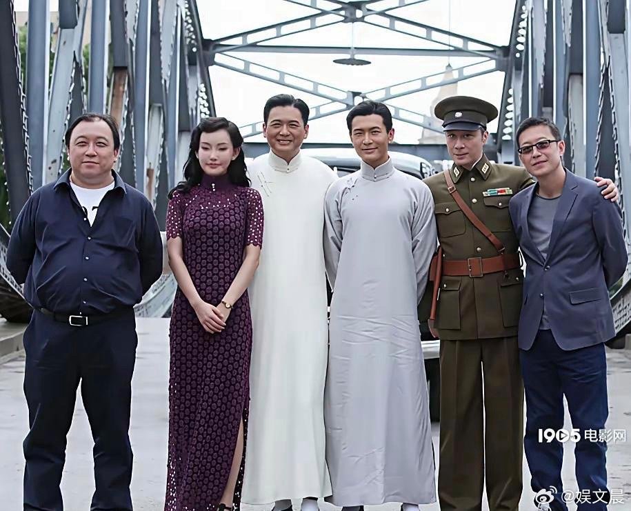 两代“许文强”同框破次元！周润发的潇洒不羁藏着旧时代的江湖意气，黄晓明的俊朗凌厉