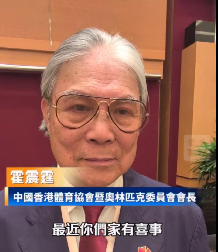 记者问霍震霆对霍启山女友娜然满不满意？他表示喜事还是问他本人的好，让霍启山亲