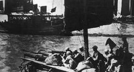 1948年8月，蒋介石感到了前所未有的压力。国内，解放军越过长江，势如破竹；国外