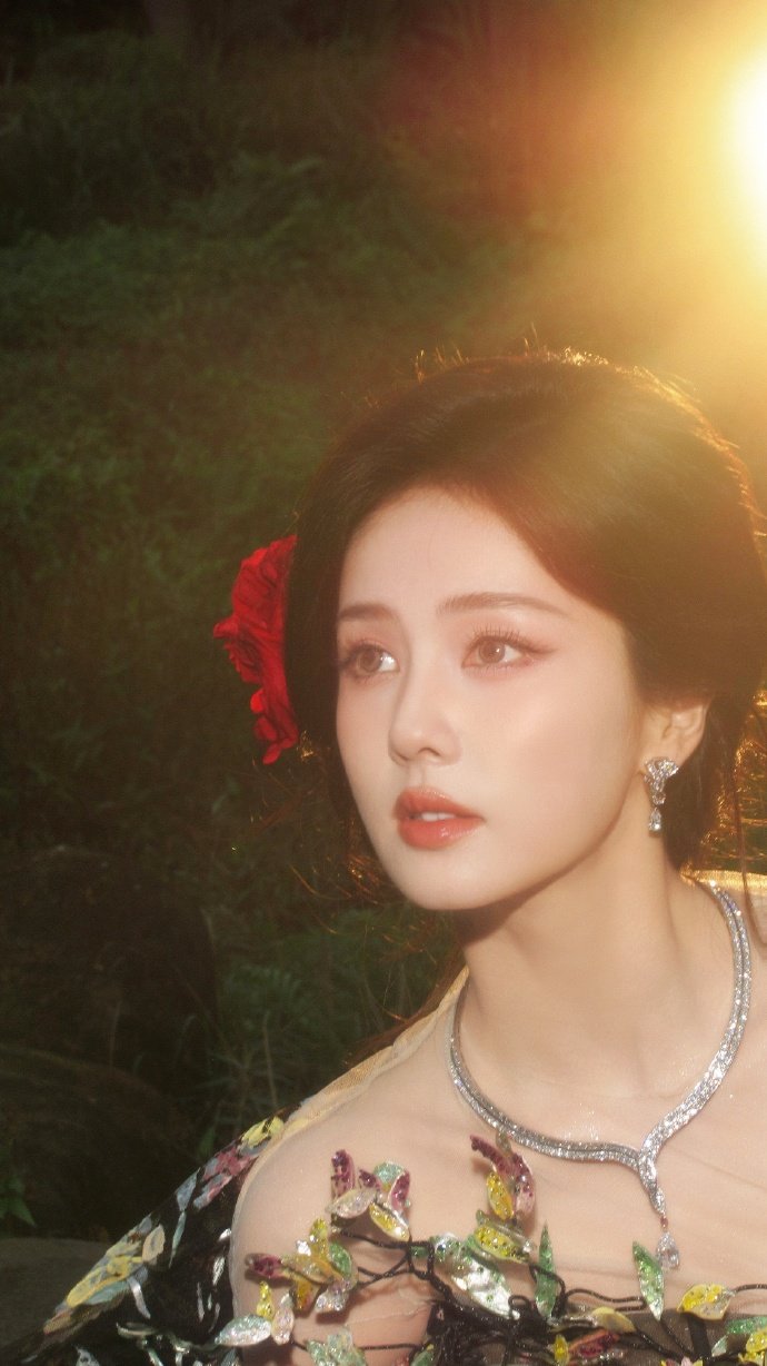 白鹿花精灵白鹿发间簪花今世漂亮白鹿花精灵，白鹿发间簪花今世漂亮，谁懂这个白