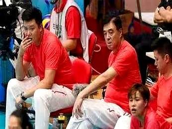 这事儿搁当年看就是“瞎猫碰着死耗子”里最炸的那种！现在网上聊起上海女排那波换