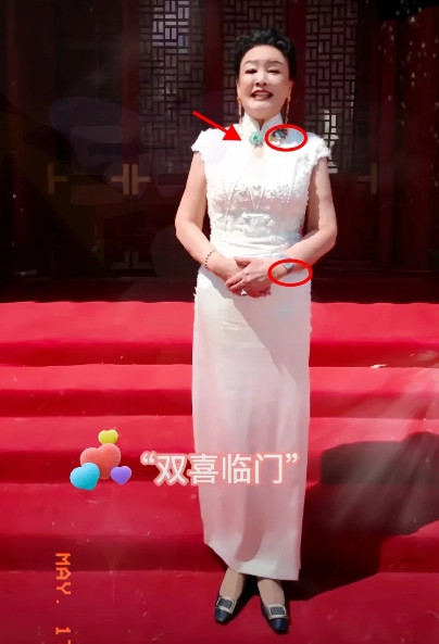 最新！张兰给小两口的婚礼致辞！在儿子的婚礼上，张兰身着一袭白色旗袍，显得优雅