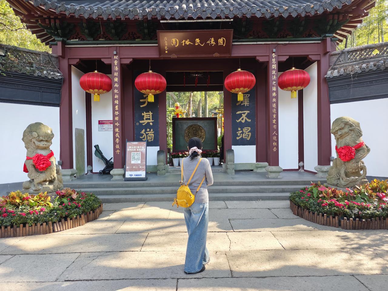 杭州黄龙洞是年底遛弯的好去处，这里有人很少，是西湖十大新景之一。如果你对戏曲有兴