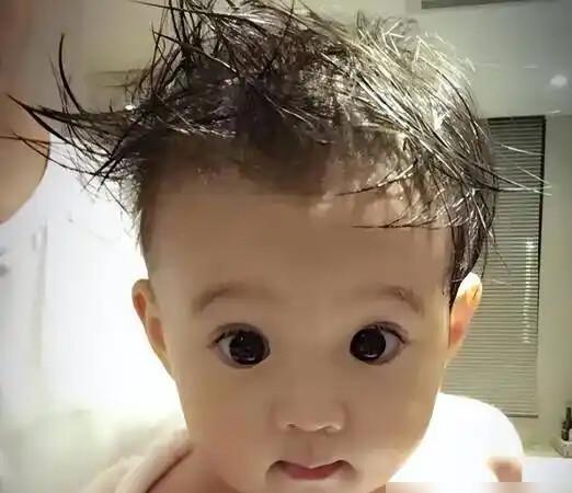 贾静雯家。基因这事真说不准。当年咘咘靠一双大眼萌翻全网，如今个子抽高，脸型五官越来越像修杰楷。梧桐妹