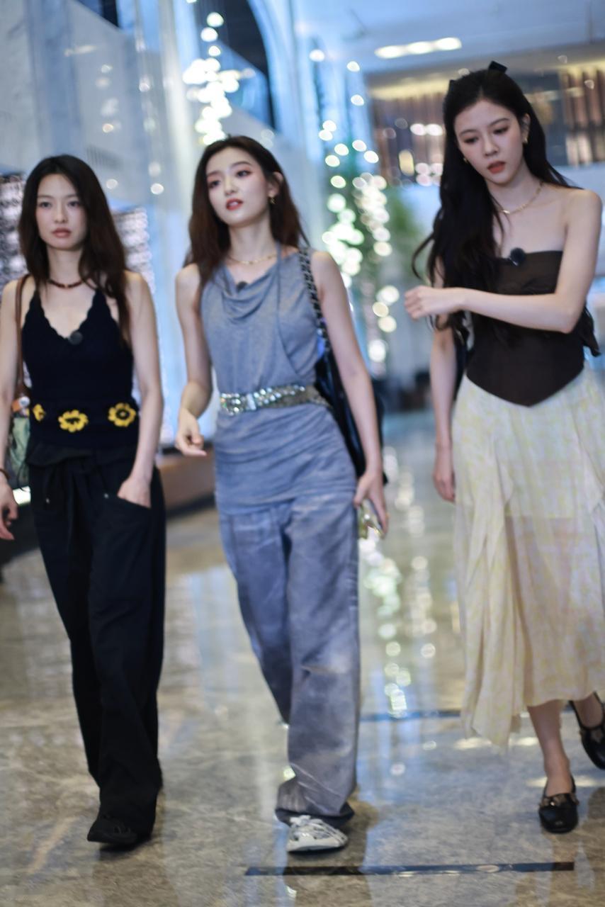 今天马吟吟和宋妍霏以及罗予彤一起现身上海，三位美女搭配的都很时尚，看起来像三姐妹