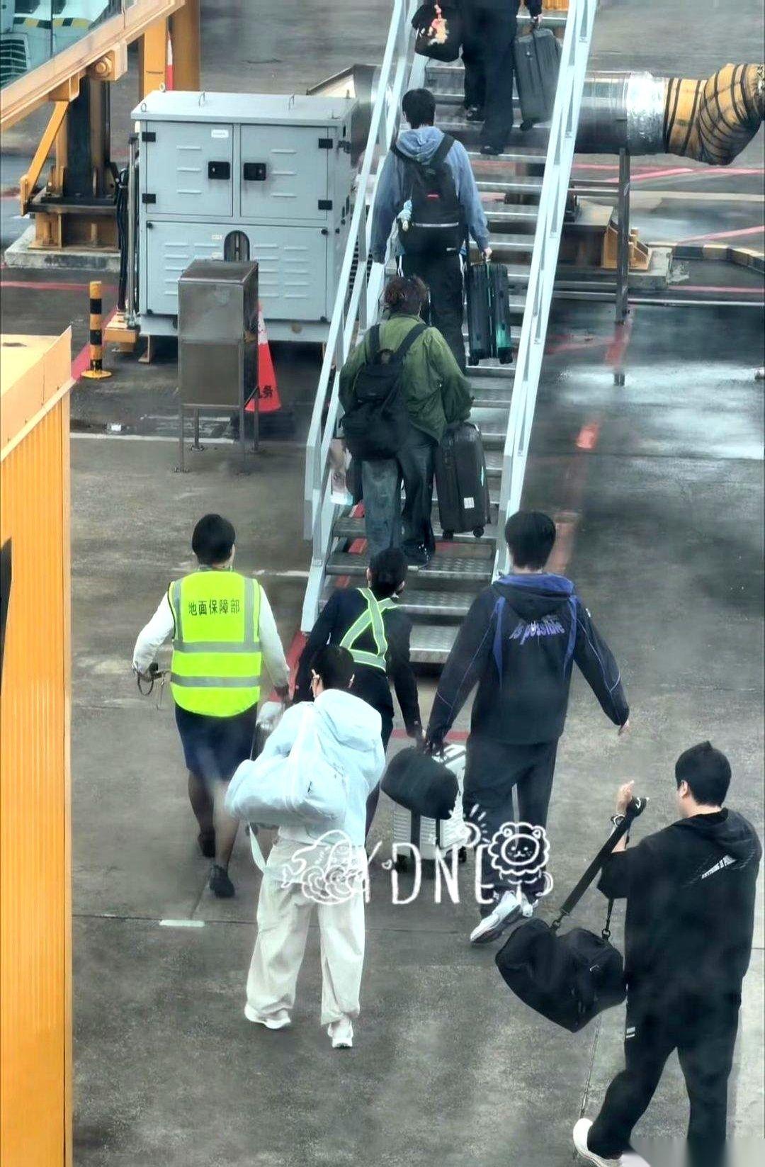 孙颖莎、王楚钦和陈梦这“三兄妹”，刚刚在珠海机场现身了。三人这回是飞往成都，走