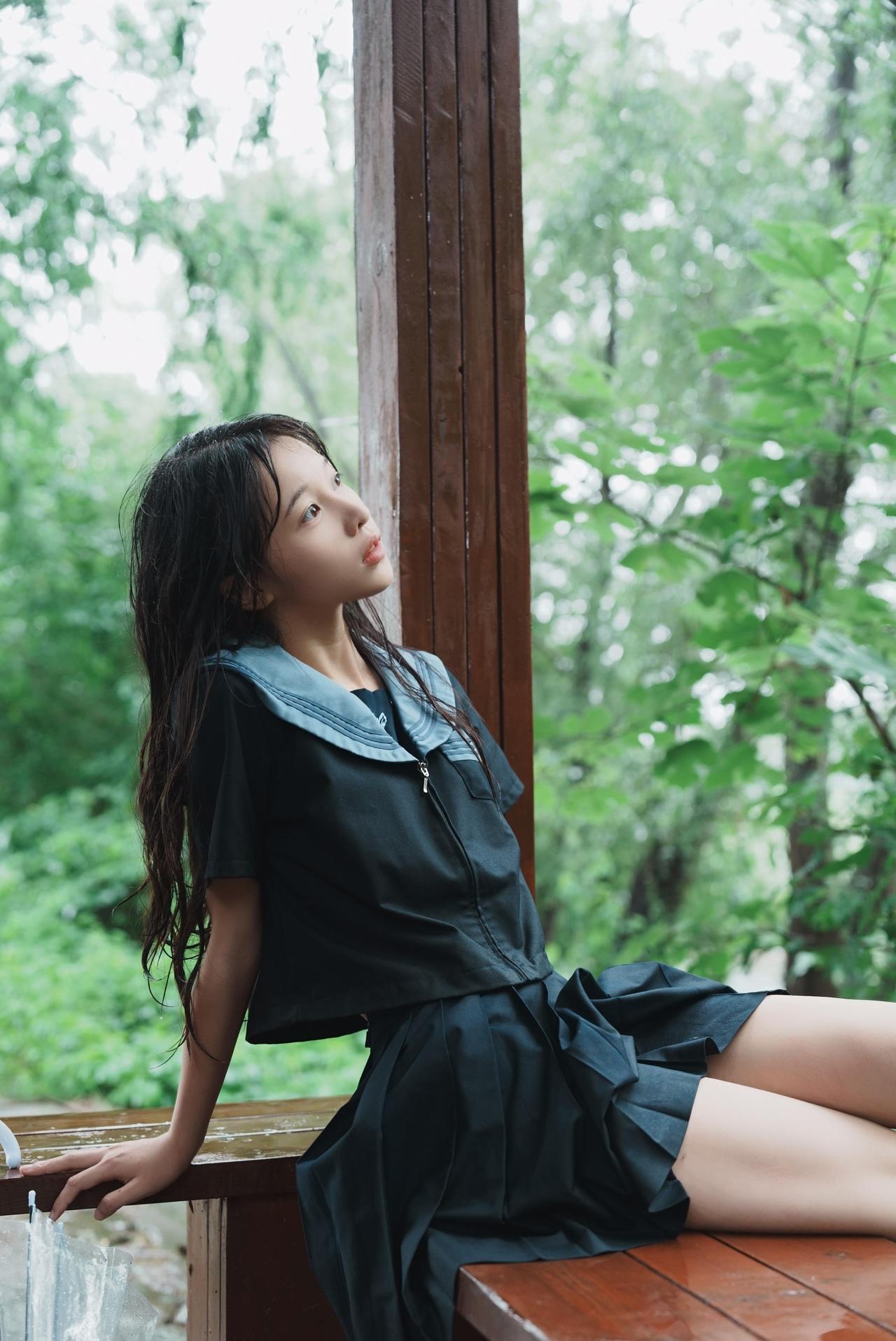 这组作品的价值，在于用“建筑+自然”的场景组合完成了十七岁雨季的叙事。木质廊架的