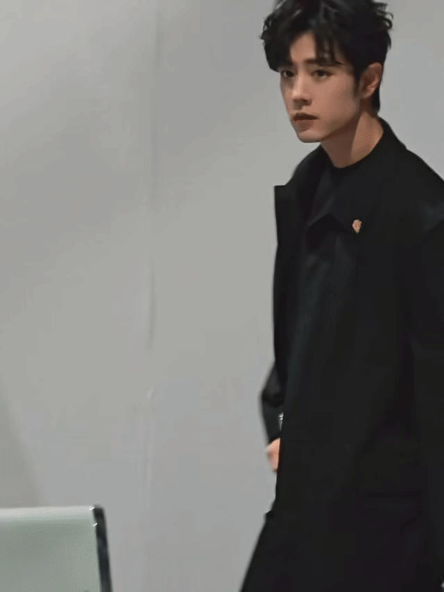 肖战米兰时装周肖战真的有种天然萌耶！嘟嘴这个太可爱了！而且他做就是非常自然的好