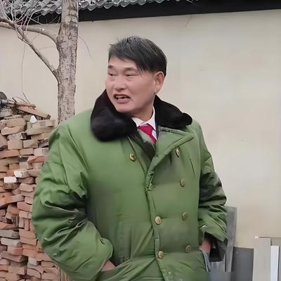 朱之文很明白，自己就是一个"卖唱"的，演出完了主办方请他喝30块钱一瓶的光瓶酒，
