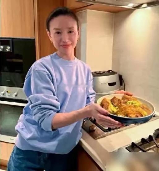 董洁夏天吃炖白菜，放了好几块肋排，看着就馋人……​​​