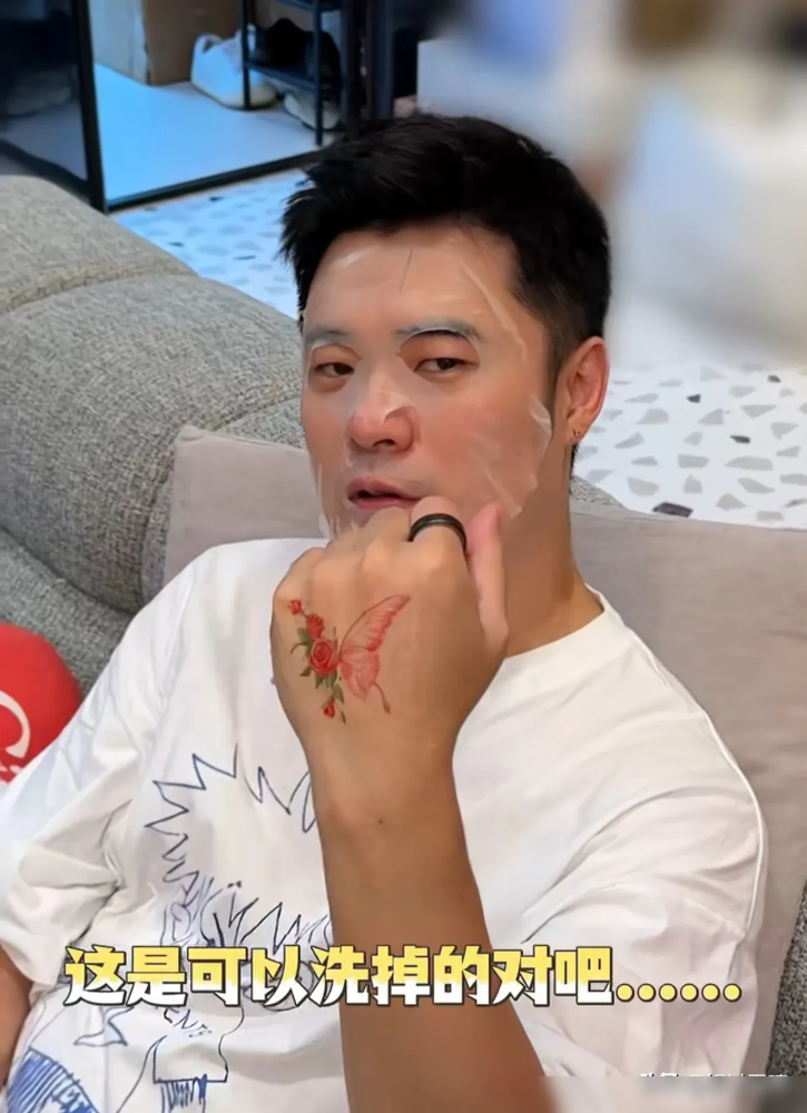 陈赫顶着俩闺女给化的张子萱同款妆，大花脸还竖大拇指，最后来一句：谢谢福建的两位化妆师。大女儿安安扎着