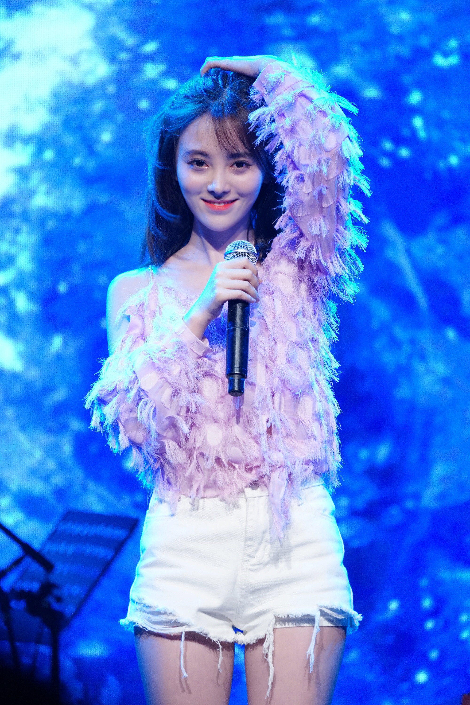 鞠婧祎2017年618《等不到你》生日会舞台造型小鞠以前的大长腿真不错啊