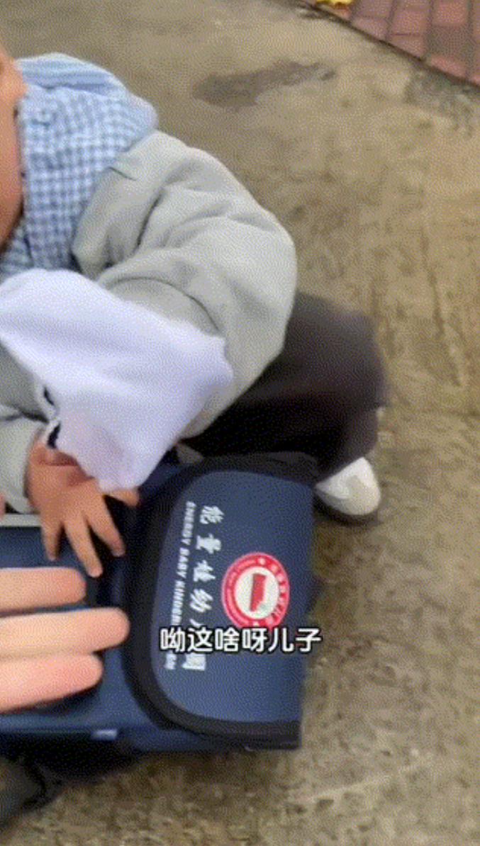 “这孩子是来报恩的吧！”夫妻俩去接三岁儿子幼儿园放学，谁知孩子看见爸妈，立刻把书