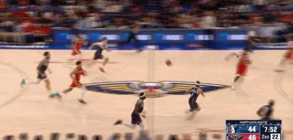 弗拉格这身体素质和协调性绝对是白人中的天花板，太牛了！弗拉格跑起来在一群鹈鹕球