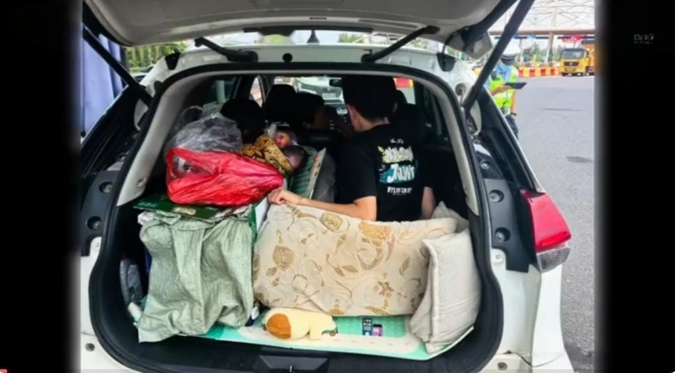 高速交警查获一辆南京SUV。核载5人，实载7人。打开后备箱那一刻，发现一名儿