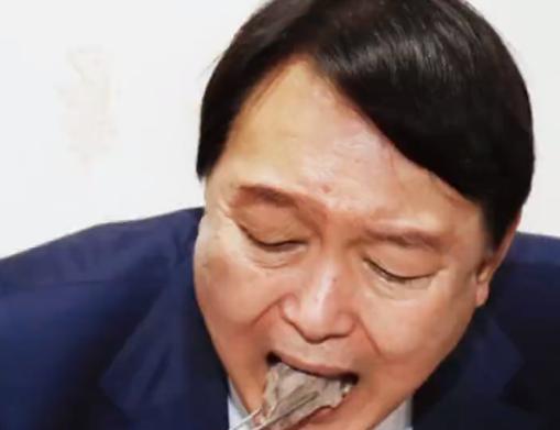 #尹锡悦被拘首日有肉有菜#【尹锡悦被拘首日菜单曝光：辣酱烤肉、大酱汤等】7月10
