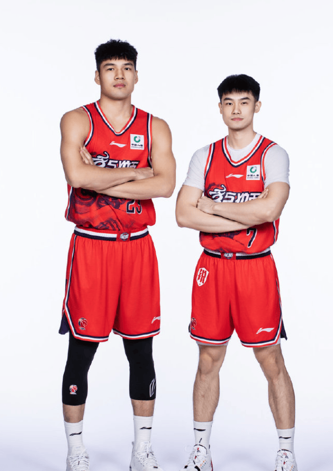 广州男篮社媒分享新赛季球队定妆照: 新赛季各式各样的组合