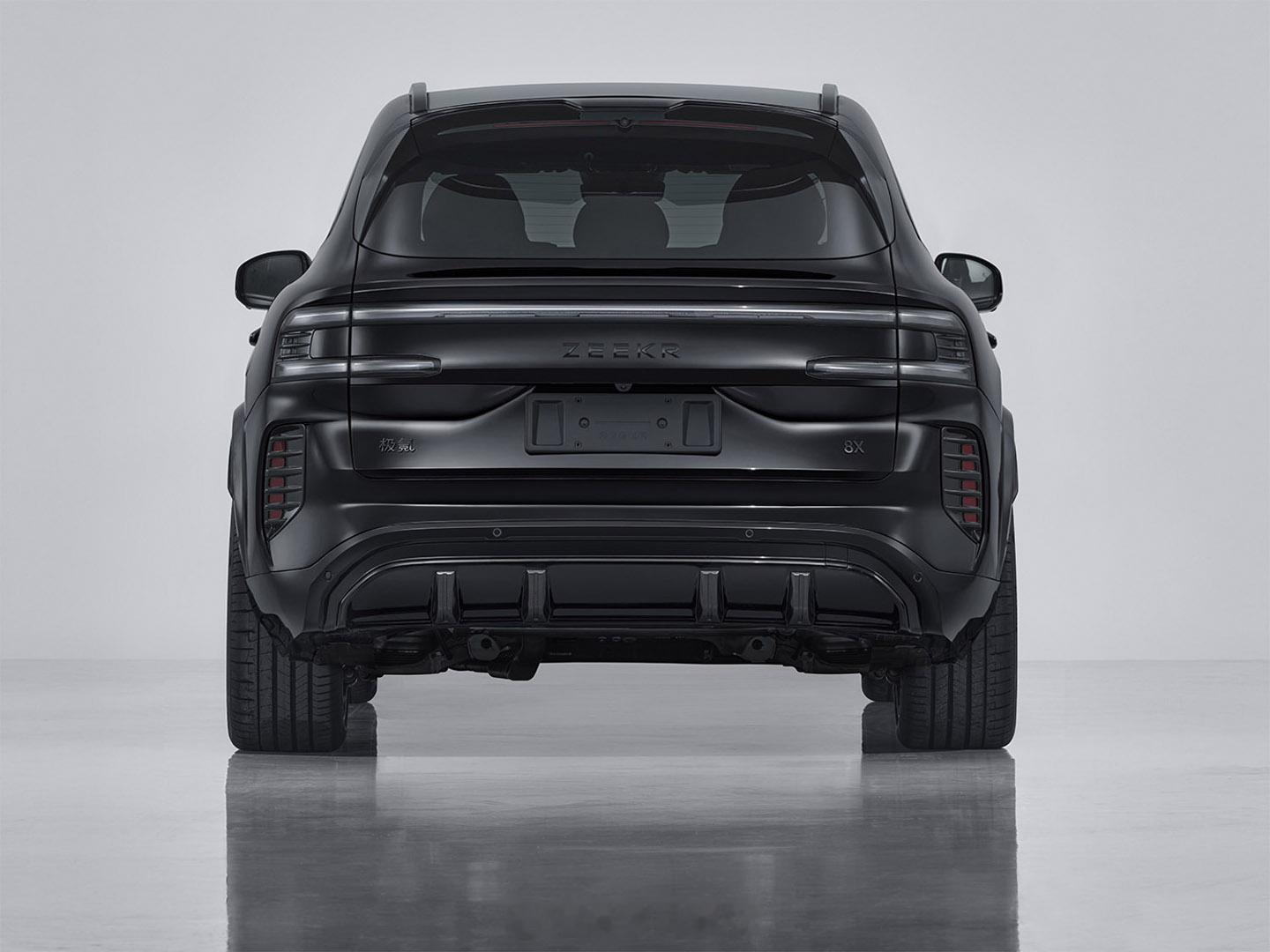 极氪8X定位超级电混高性能旗舰SUV，工信部发布的极氪8X的新版本，从造型设计看