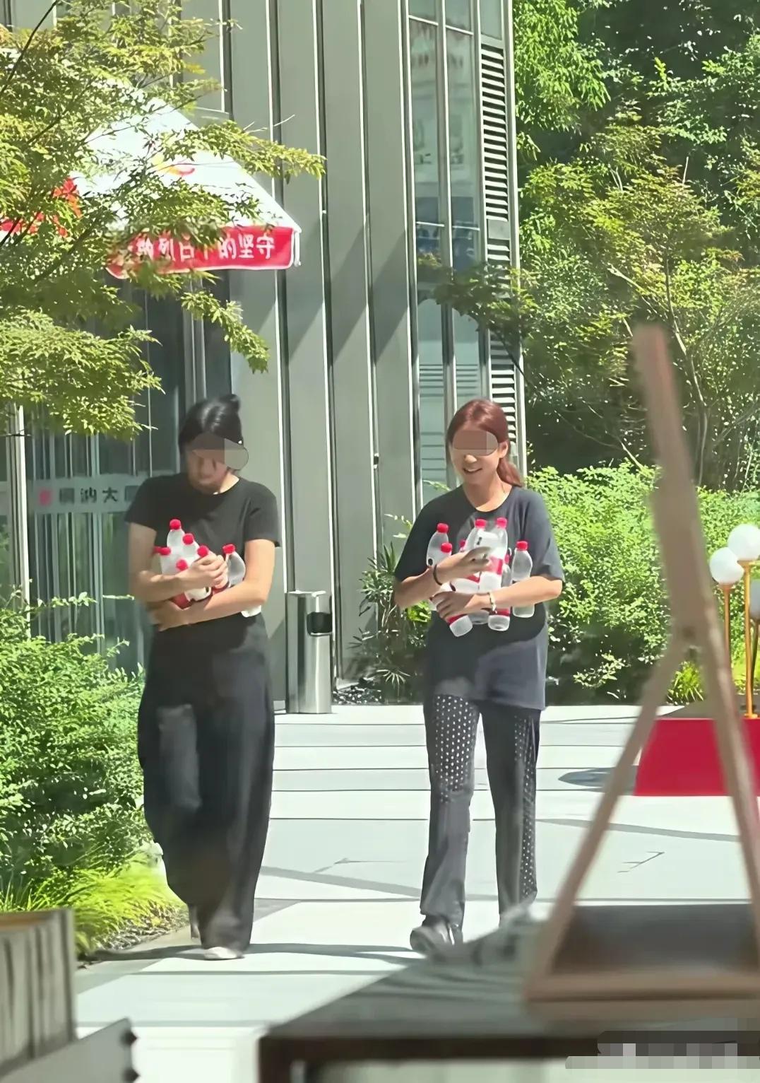 两名女子掏空街头爱心冰箱，小事暴露大格局两名年轻女子掏空了街头的爱心冰箱，