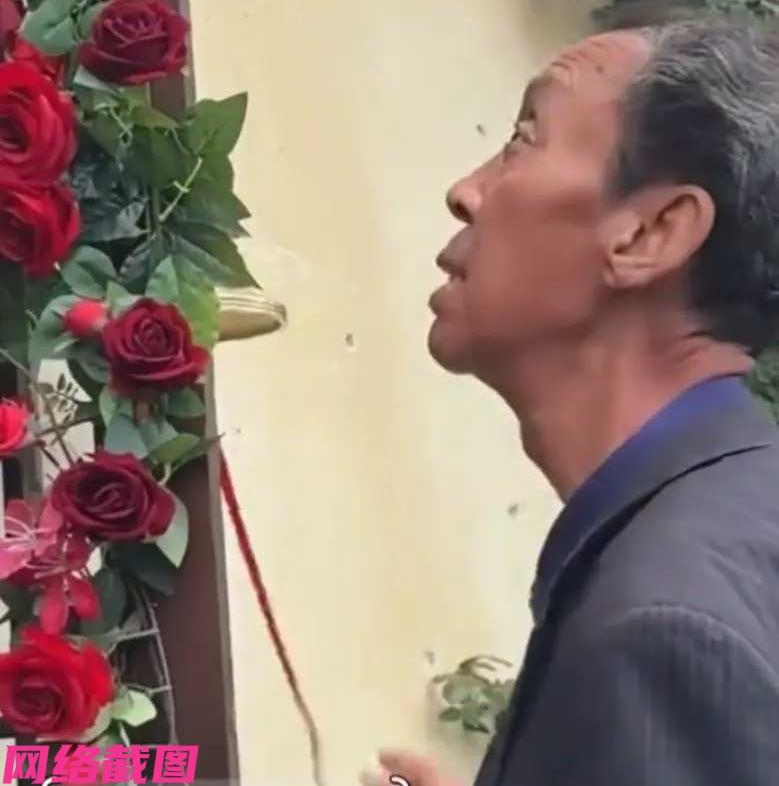 江西有大爷去一处景区游玩，看有摇一下窗口铃铛，有人送糖，结果还真得有景区男玩家送