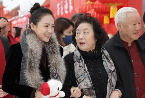 46岁的章子怡离婚两年后，面相与性格都发生了显著变化。曾经她下颌线锋利、眼神凌厉