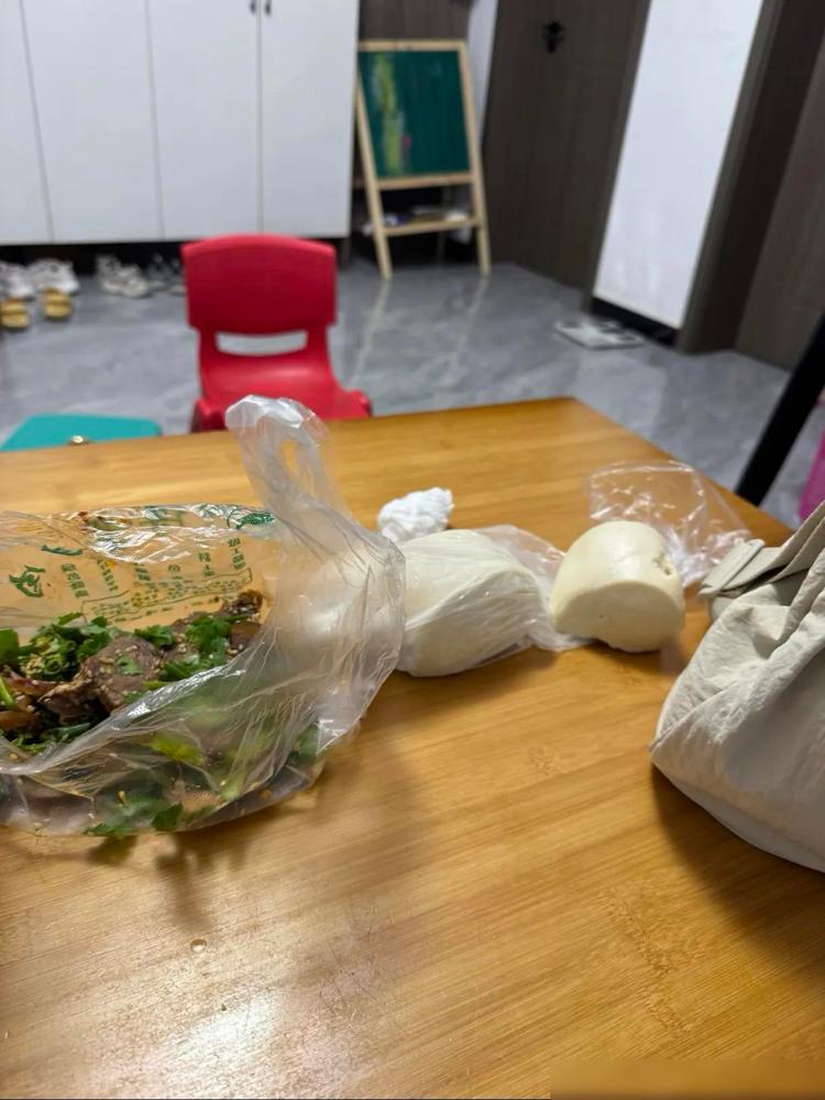 农村不少光棍已然到了慌不择食的地步。我认识个干建筑的42岁老哥，前阵子娶了大