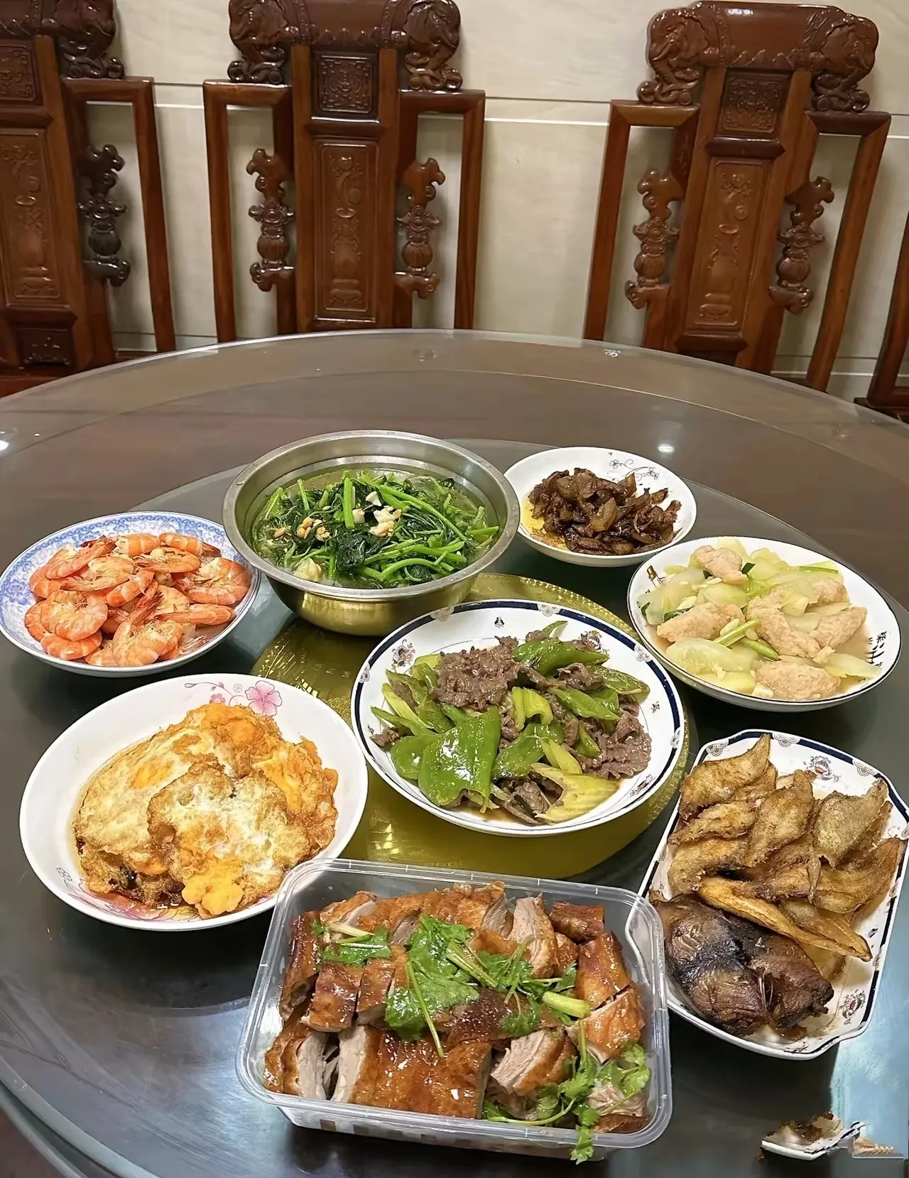 这样的饭菜，你有食欲吗？今天中午又是嫂子下厨，她每次做饭都猛放肉。瞅瞅这一桌菜