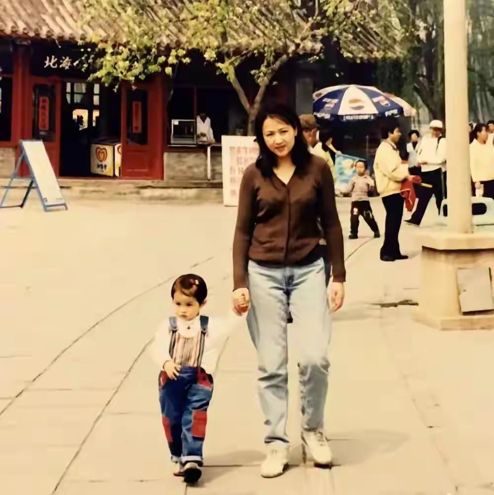 关晓彤的妈妈年轻时也是个大美女，个子也很高