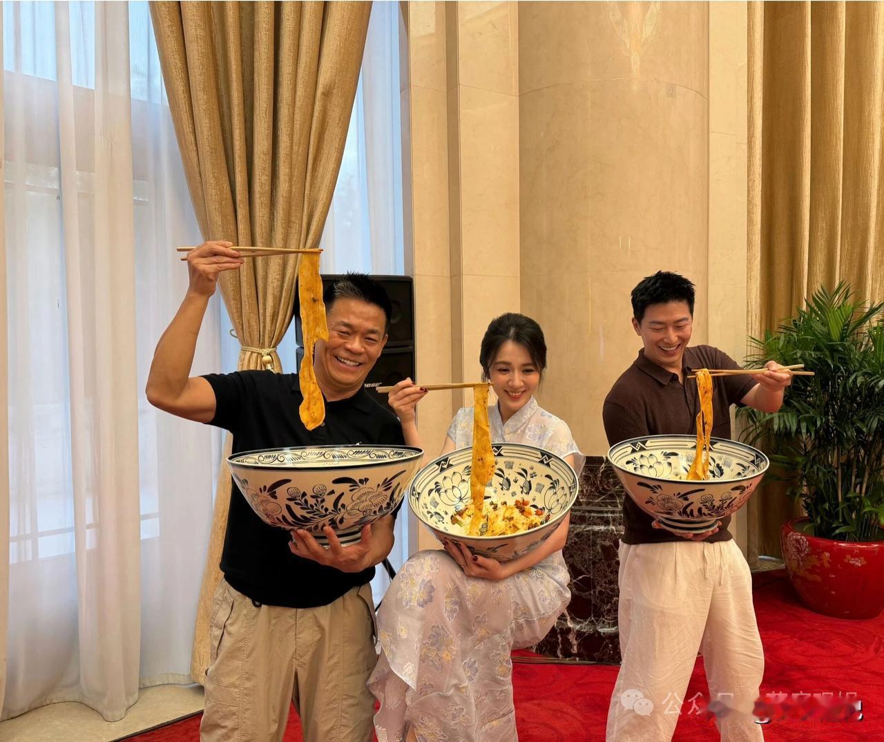 这碗油泼面，比张艺谋的镜头还勾人说实话，看见窦骁捧着那只青花大碗，我口水先不