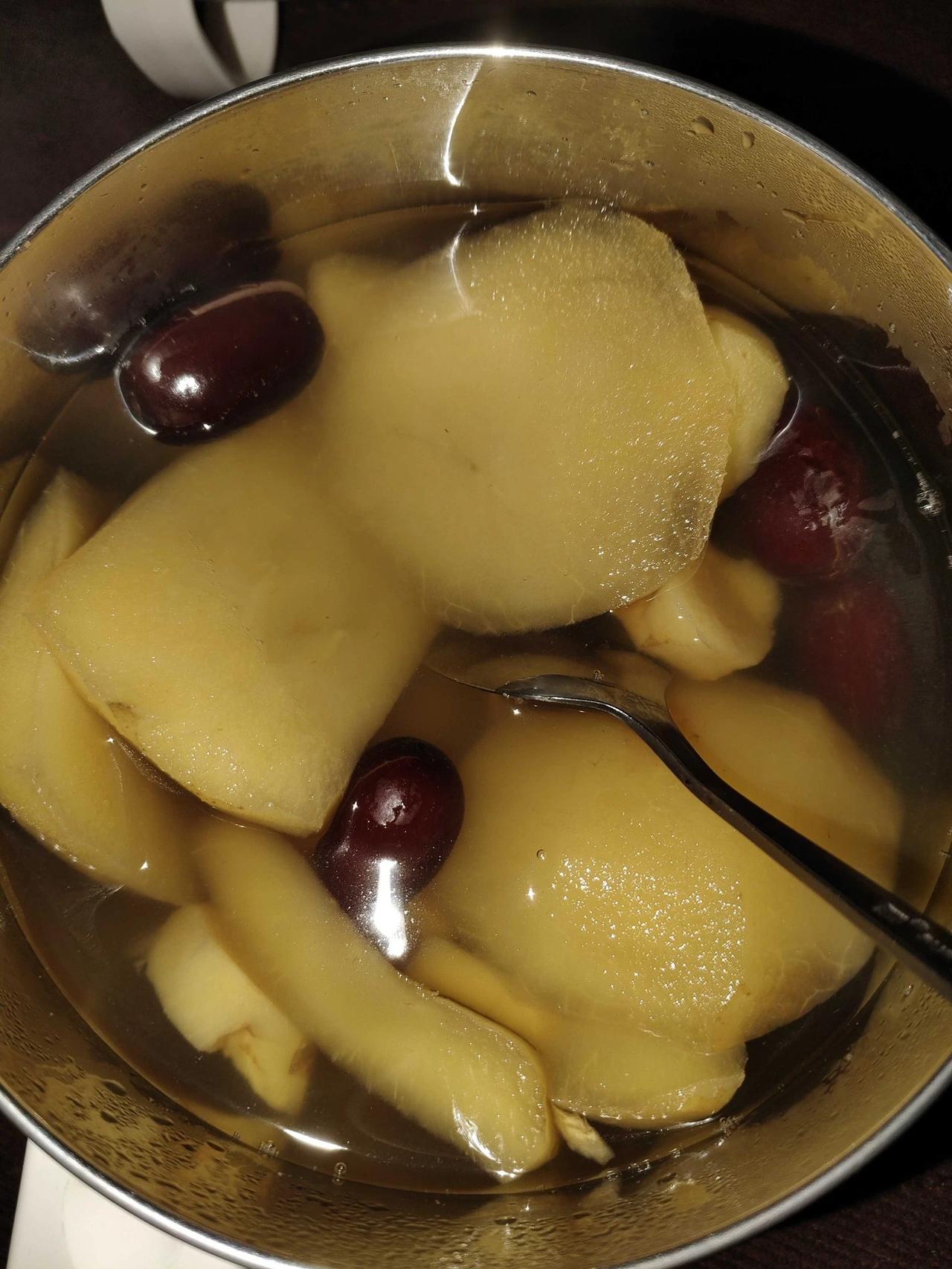 今天生日，照例早上吃了苹果和红枣煮水，中午随便吃了点。晚上就比较丰盛了，一大桌子