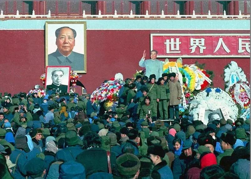 1977年1月，周总理逝世一周年之际，人民群众自发来到天安门悼念。