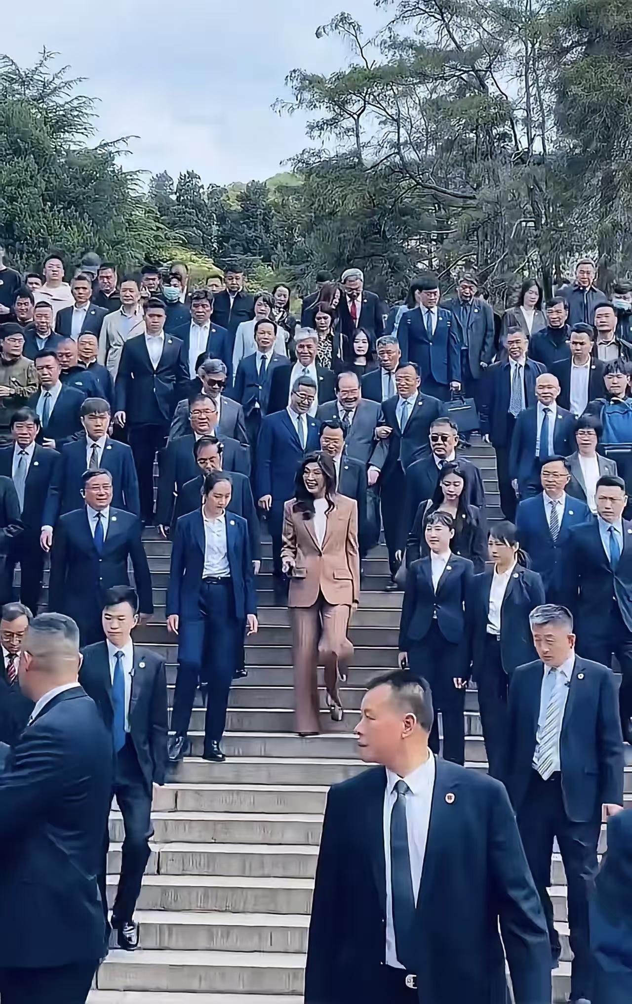 郑主席的气场，确实超强大！什么叫气场？那是一个看不见、却非常重要的软实力，尤其对