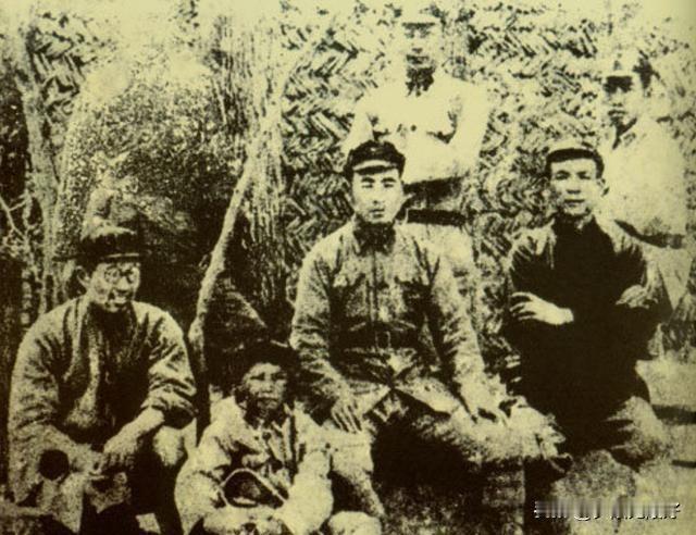 1949年，一群野人拦住解放军，领头乞丐拿出一张发黄的纸，连长看后当场泪崩：你们