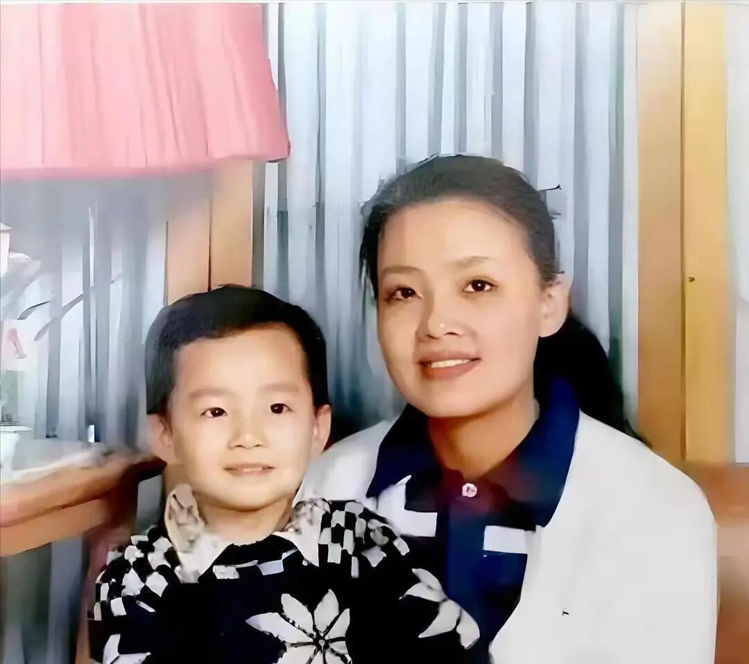 这是几十年前的一张老照片了，那个时候的张兰相貌不是特别惊艳的类型，但比现在的网红