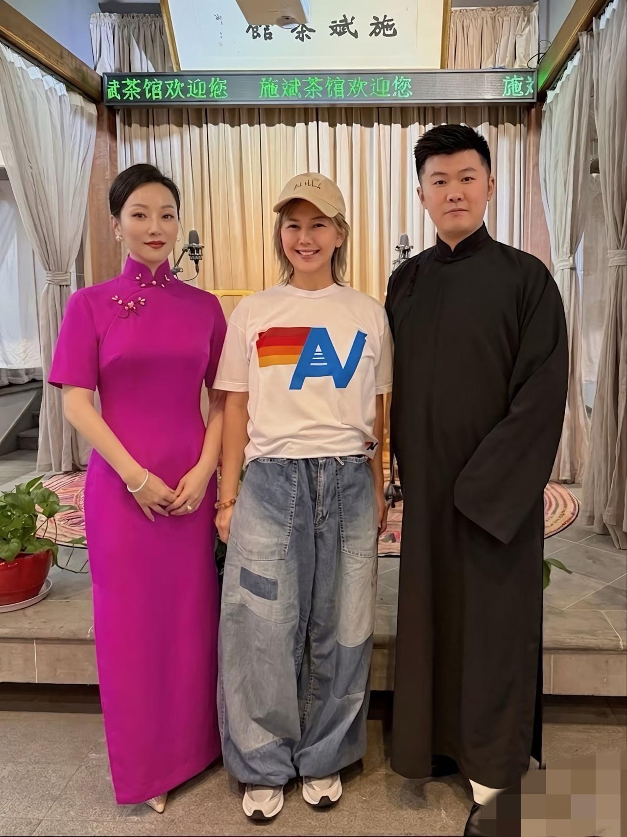 4月22日，孙燕姿还在苏州，她听评弹喝茶对苏州流连忘返，还与路人合影，看来她是不