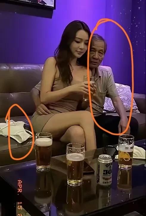 大爷闯进蹦迪现场，全场瞬间静音三秒。下一秒，他抬手打拍子，节奏比DJ还稳。