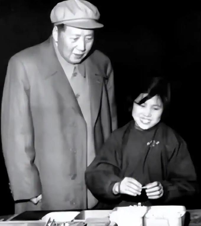 1958年，毛主席去工厂考察，一名挺着大肚子的女工人太兴奋，猛地起身喊了句“毛主