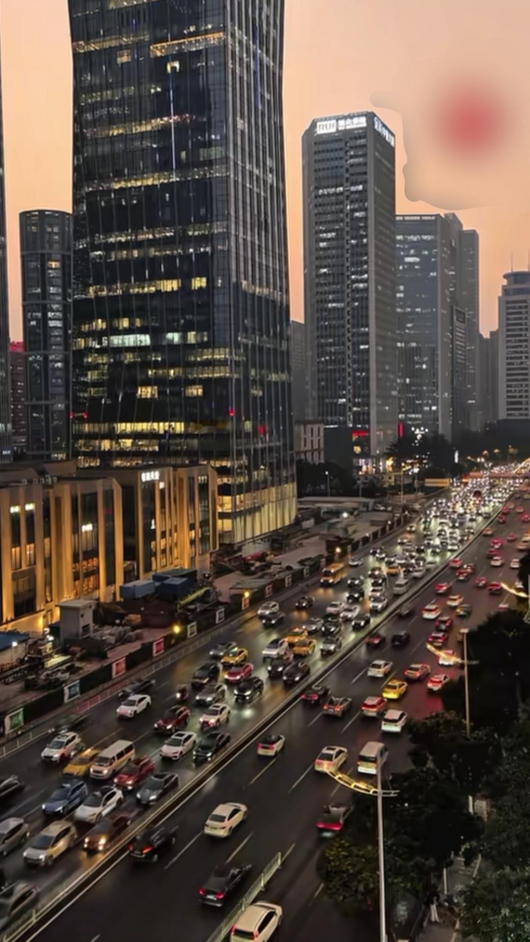 我们是社会主义国家，始终把老百姓的福祉放首位，美国是资本主义国家，把资本家放在首