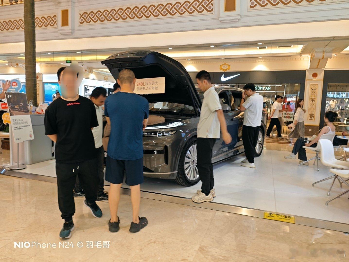 同地段，同时间拍摄，今天i8还是有点人流的，乐道L90依旧多组同时在看，L6好像