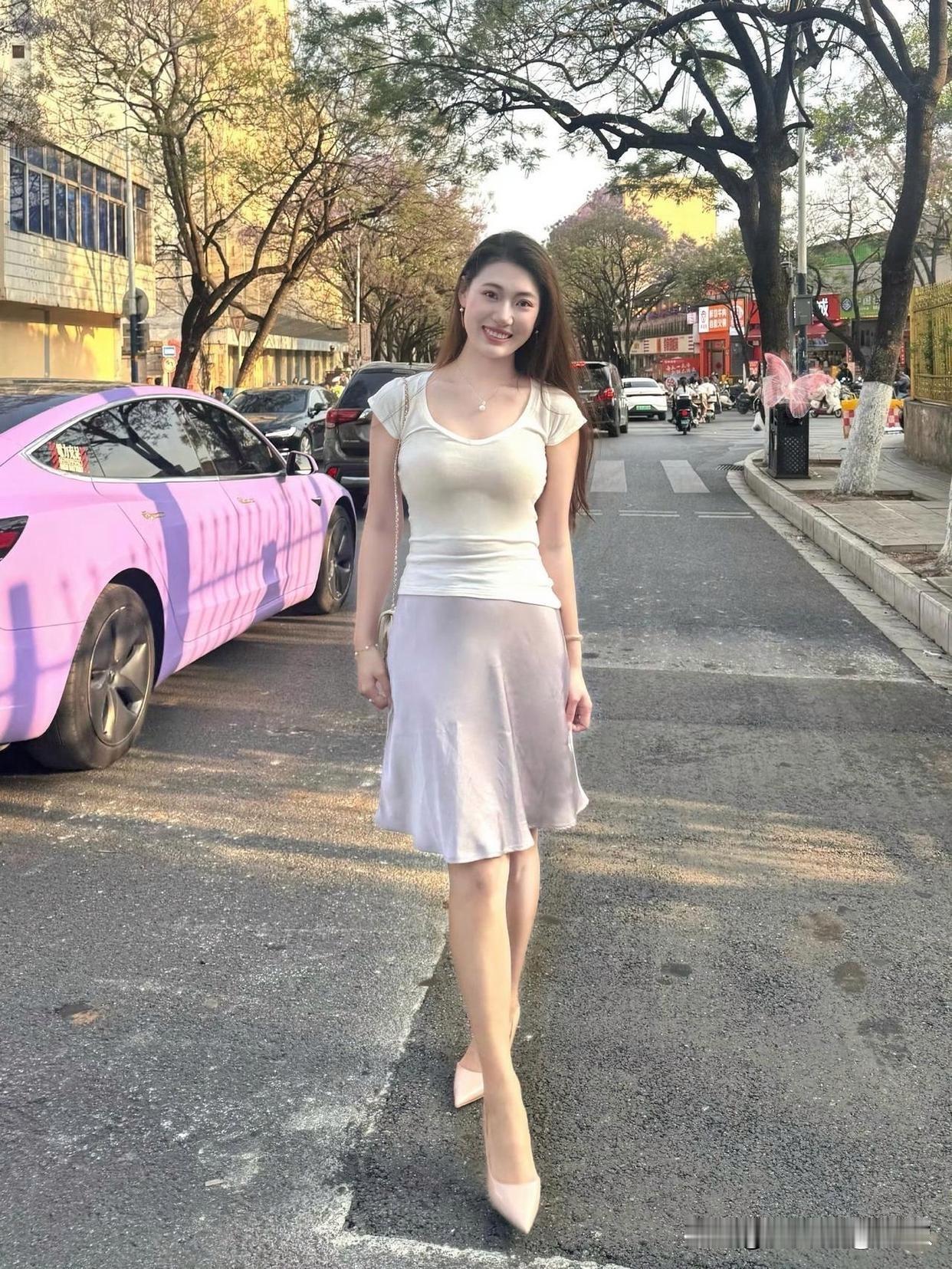 夏日穿搭指南：清爽白色T恤+牛仔短裤，搭配黑色高跟鞋，轻松出街！🌞👗👠