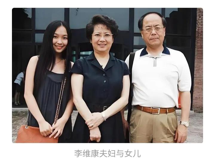 李维康当初生孩子，真的是一点也不让产后的状态影响自己的事业呢，耿玉菲才3个月，李
