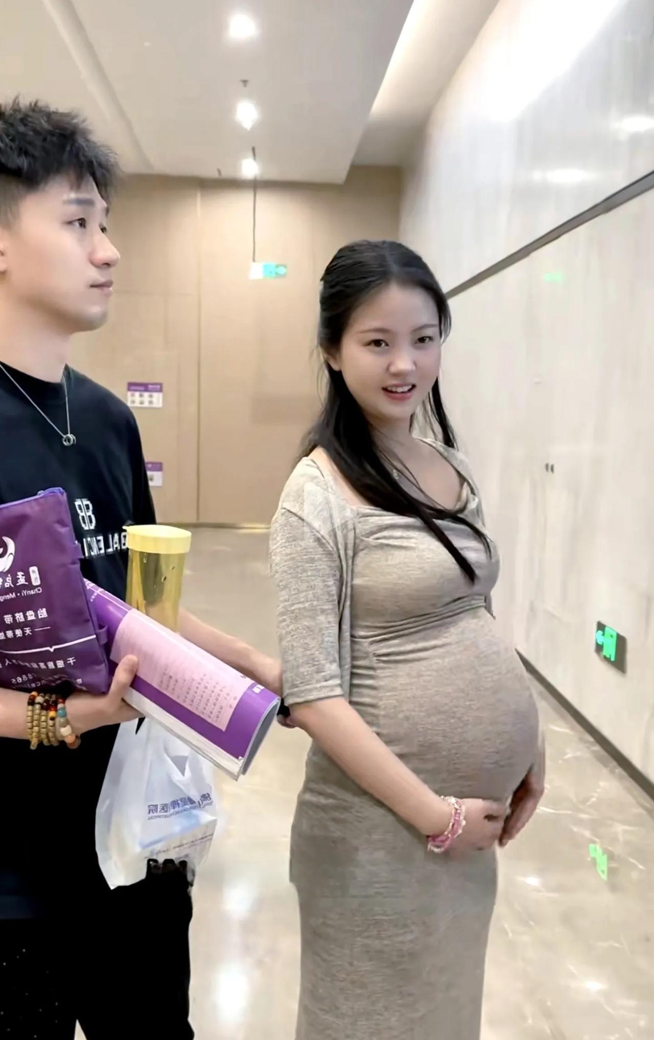 怀孕6个月的准妈妈，请有经验的人士帮忙看看，这肚型到底是男孩还是女孩呢？[捂脸哭]